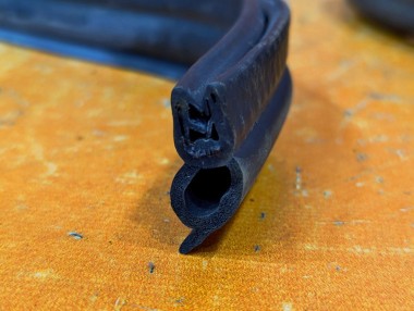 Уплотнитель моторного отсека MERCEDES-BENZ E-класс W211/S211 (2002 - 2006) — Разборка Мерседес