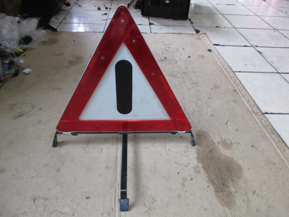 Знак аварийной остановки MERCEDES-BENZ W124 W124/S124/C124/A124 (1984 - 1993) фото 1 — Разборка Мерседес