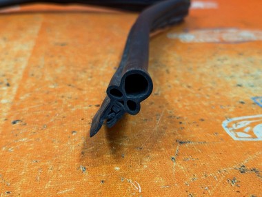 Уплотнитель капота MERCEDES-BENZ E-класс W210/S210 рестайлинг (1999 - 2003) — Разборка Мерседес