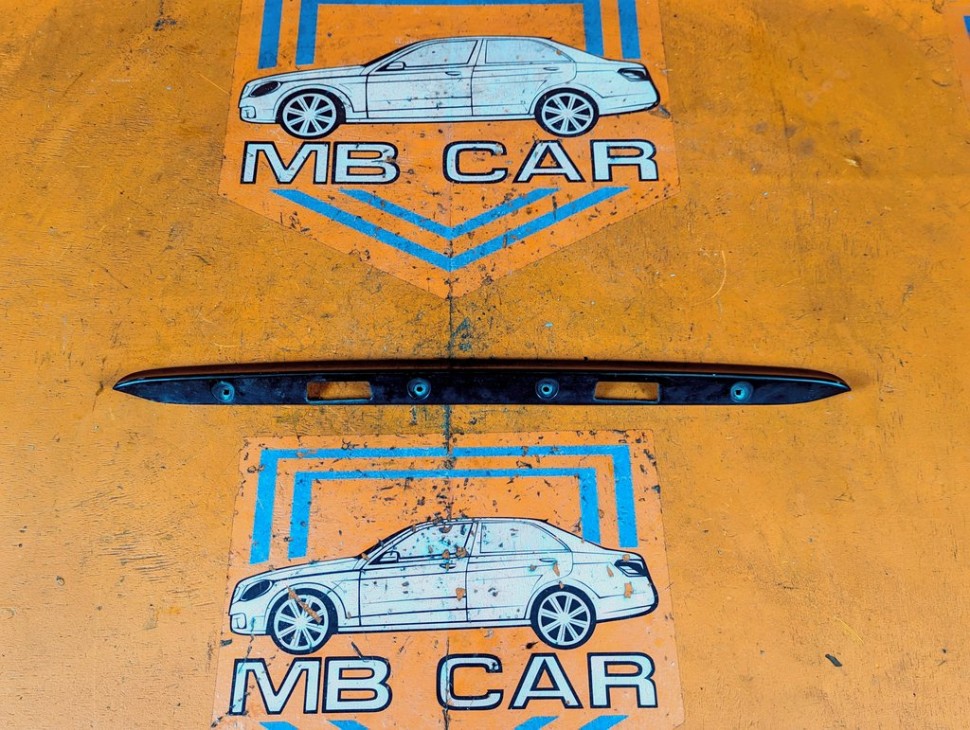 Накладка крышки багажника MERCEDES-BENZ E-класс W210/S210 рестайлинг (1999 - 2003) E 200 2.0 MT (163 л.с.) фото 1 &mdash; Разборка Мерседес