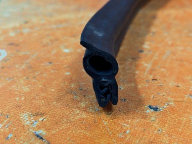 Уплотнитель капота MERCEDES-BENZ E-класс W124/S124/C124/A124 (1984 - 1997) — Разборка Мерседес