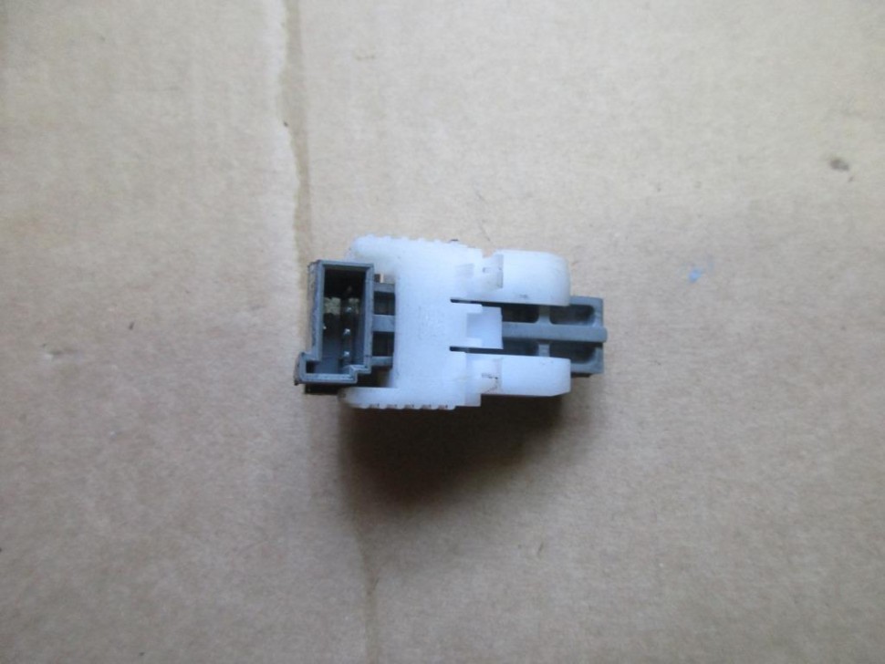 Выключатель стоп-сигнала MERCEDES-BENZ C-класс W204/S204 (2006 - 2011) фото 1 — Разборка Мерседес