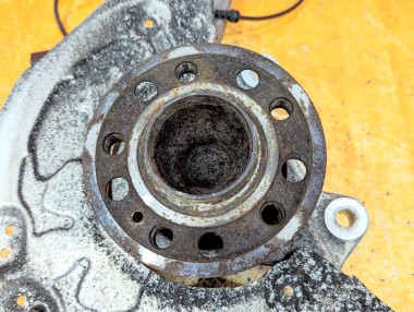 Кулак поворотный передний левый MERCEDES-BENZ C-класс W205/S205/C205/A205 (2014 - 2018) — Разборка Мерседес