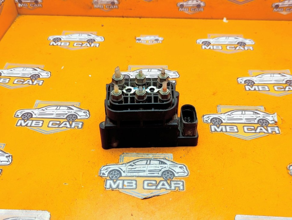 Блок клапанов пневмоподвески MERCEDES-BENZ S-класс W222/C217/A217 (2013 - 2017) фото 1 &mdash; Разборка Мерседес