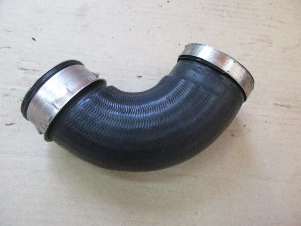 Патрубок интеркулера MERCEDES-BENZ S-класс W222/C217/A217 (2013 - 2017) фото 1 — Разборка Мерседес