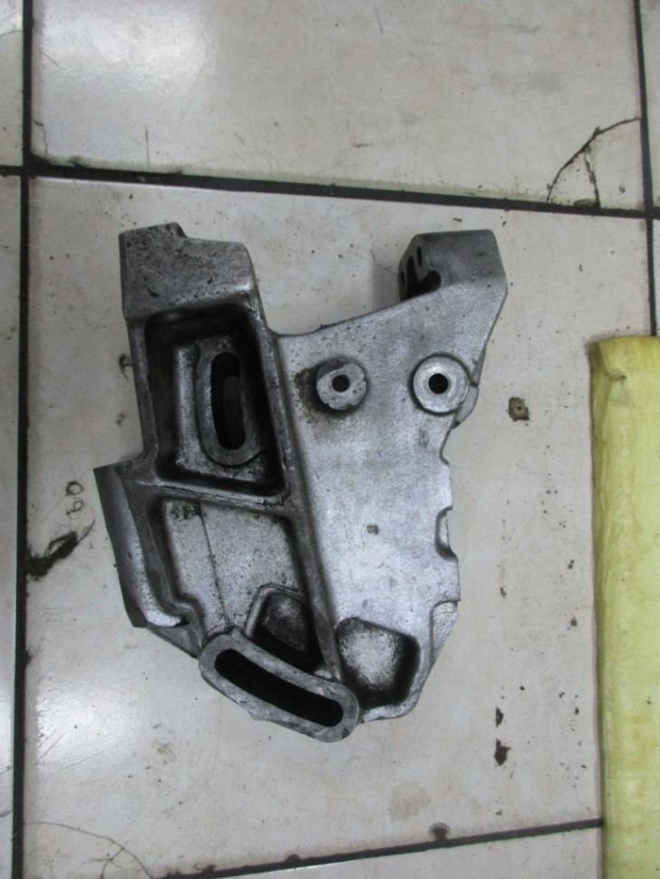 Кронштейн MERCEDES-BENZ S-класс W126 рестайлинг (1985 - 1991) фото 1 — Разборка Мерседес