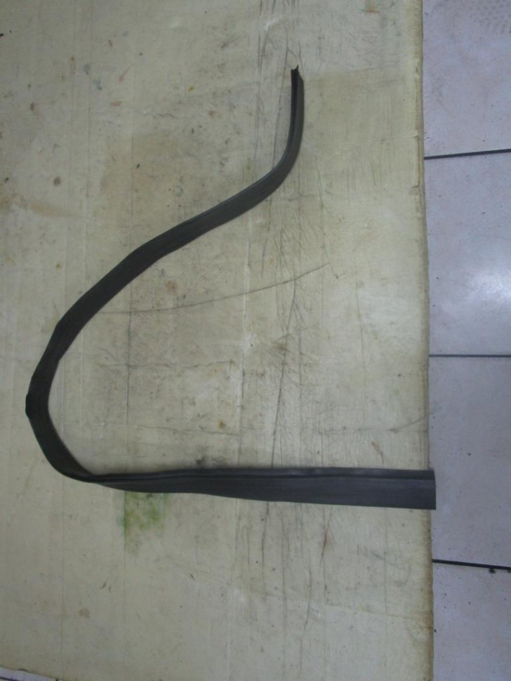 Уплотнитель капота MERCEDES-BENZ CLS-класс C218/X218 рестайлинг (2014 - 2017) фото 1 — Разборка Мерседес