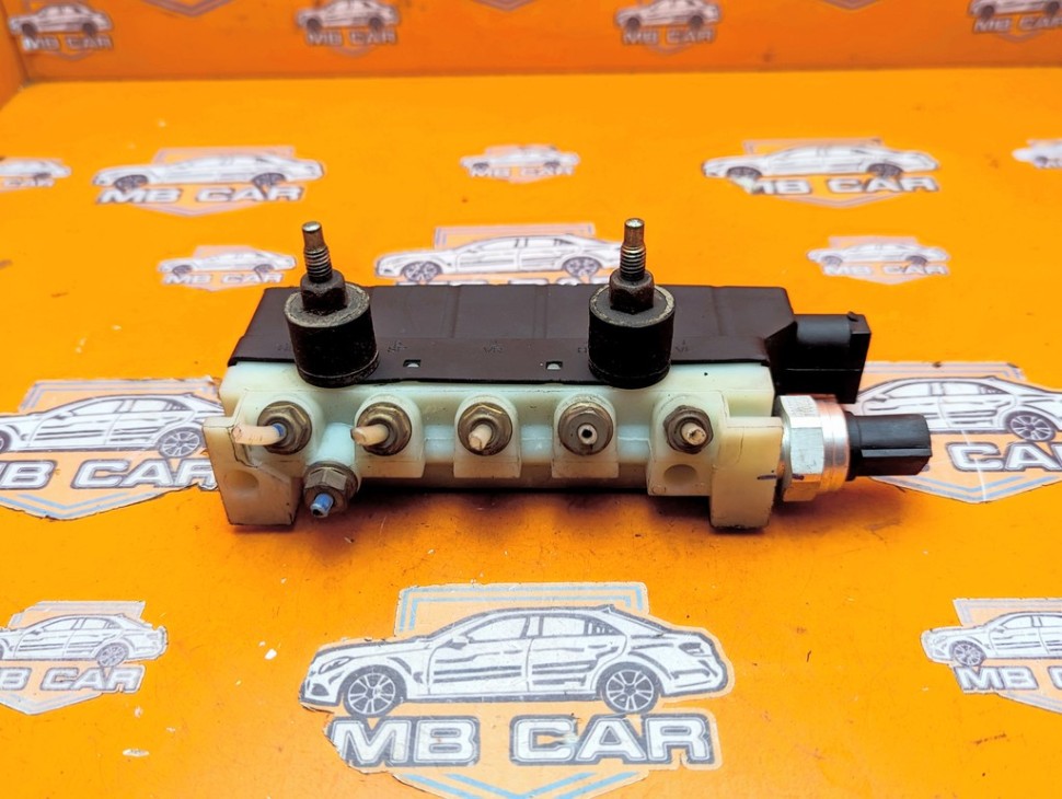 Блок клапанов пневмоподвески MERCEDES-BENZ S-класс W220 (1998 - 2005) фото 1 — Разборка Мерседес