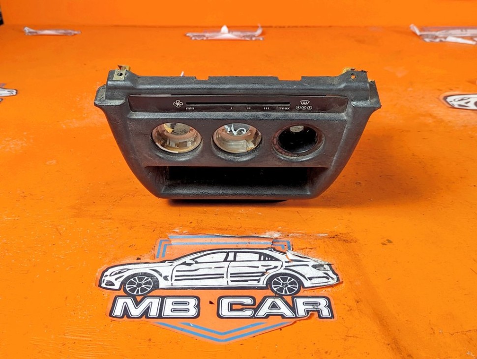 Накладка консоли (борода) MERCEDES-BENZ 190 (W201) W201 (1982 - 1993) фото 1 &mdash; Разборка Мерседес