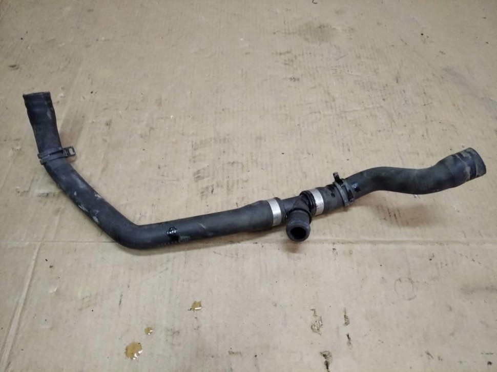 Патрубок ОЖ MERCEDES-BENZ CLA-класс C117/X117 (2013 - 2016) фото 1 — Разборка Мерседес