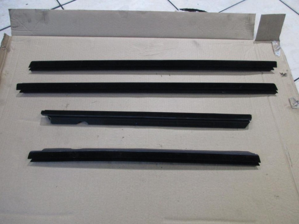 Уплотнитель стекла двери MERCEDES-BENZ C-класс W204/S204 (2006 - 2011) фото 1 — Разборка Мерседес