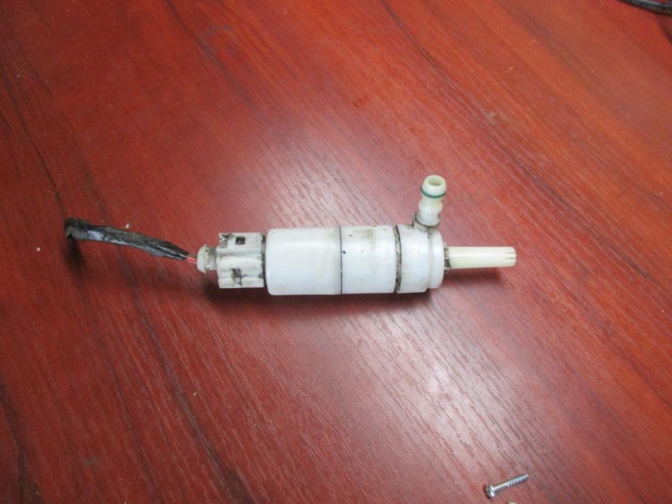 Насос омывателей MERCEDES-BENZ E-класс W210/S210 (1995 - 1999) фото 1 — Разборка Мерседес