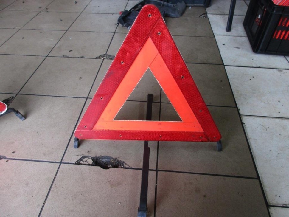 Знак аварийной остановки MERCEDES-BENZ W124 W124/S124/C124/A124 (1984 - 1993) фото 1 — Разборка Мерседес