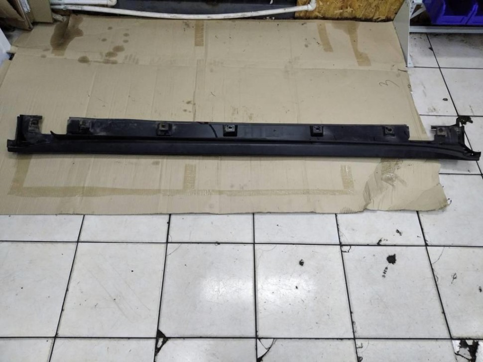 Порог пластиковый левый MERCEDES-BENZ M-класс W164 рестайлинг (2008 - 2011) фото 1 — Разборка Мерседес