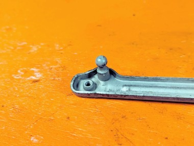 Петля капота MERCEDES-BENZ CLK-класс C208/A208 (1997 - 2000) &mdash; Разборка Мерседес