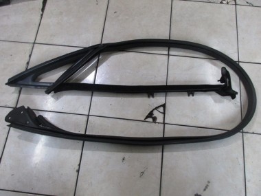 Уплотнитель стекла двери MERCEDES-BENZ E-класс W212/S212/C207/A207 рестайлинг (2013 - 2016) — Разборка Мерседес