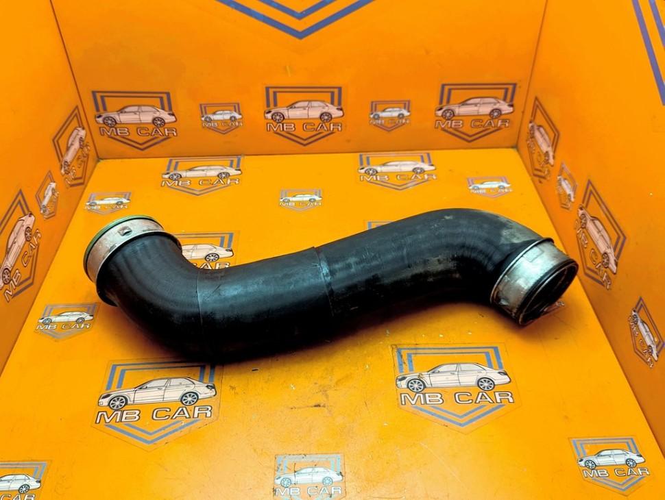 Патрубок интеркулера MERCEDES-BENZ E-класс W211/S211 (2002 - 2006) фото 1 &mdash; Разборка Мерседес