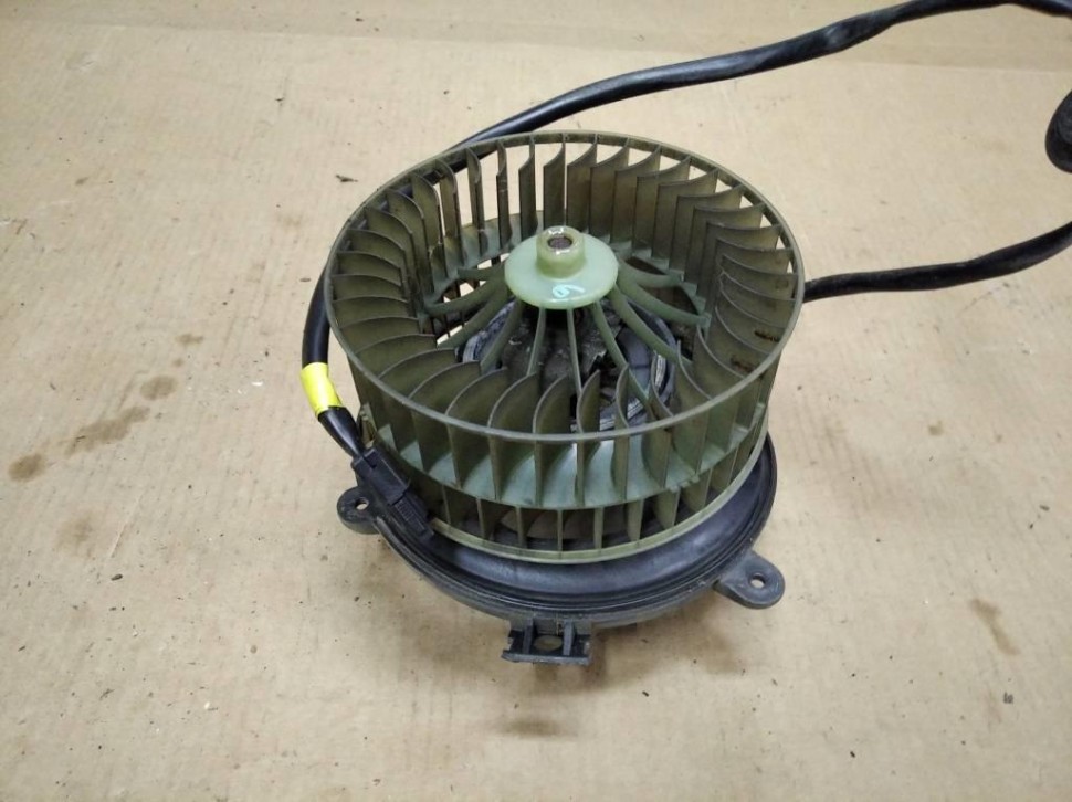 Моторчик печки MERCEDES-BENZ E-класс W124/S124/C124/A124 (1984 - 1997) фото 1 — Разборка Мерседес