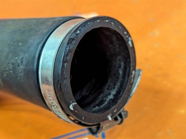 Патрубок интеркулера MERCEDES-BENZ Sprinter W901-905 (1995 - 2006) — Разборка Мерседес