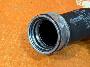 Патрубок интеркулера MERCEDES-BENZ C-класс W203/S203/CL203 (2000 - 2004) — Разборка Мерседес