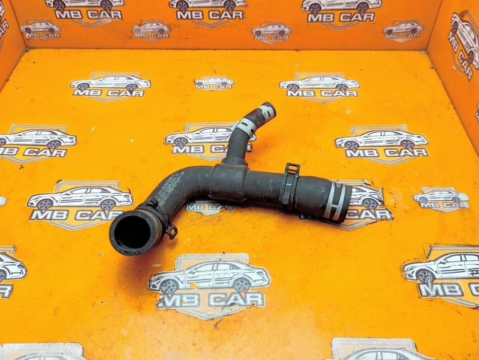Патрубок ОЖ MERCEDES-BENZ C-класс W204/S204 (2006 - 2011) фото 1 &mdash; Разборка Мерседес