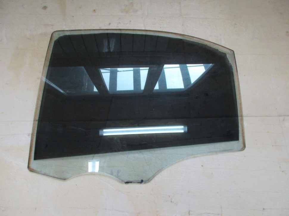 Стекло заднее левое MERCEDES-BENZ S-класс W220 (1998 - 2005) фото 1 — Разборка Мерседес