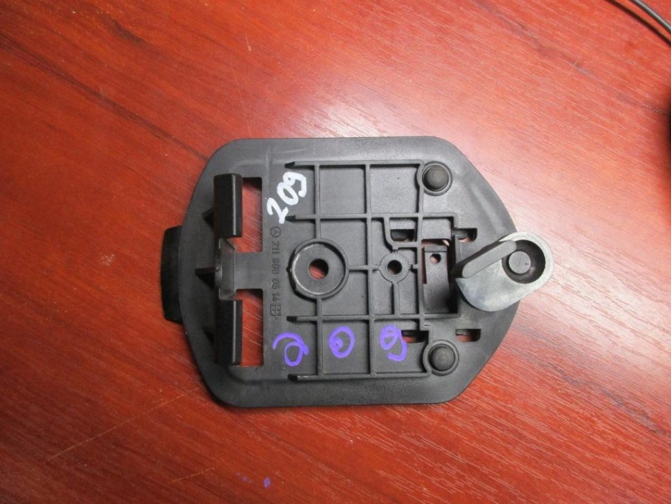 Кронштеин аварийного знака MERCEDES-BENZ E-класс W211/S211 (2002 - 2006) фото 1 — Разборка Мерседес