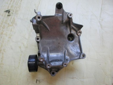 Кронштейн компрессора кондиционера MERCEDES-BENZ C-класс W205/S205/C205/A205 (2014 - 2018) — Разборка Мерседес