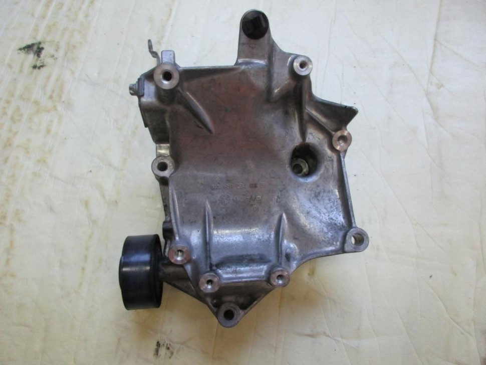 Кронштейн компрессора кондиционера MERCEDES-BENZ C-класс W205/S205/C205/A205 (2014 - 2018) фото 1 — Разборка Мерседес