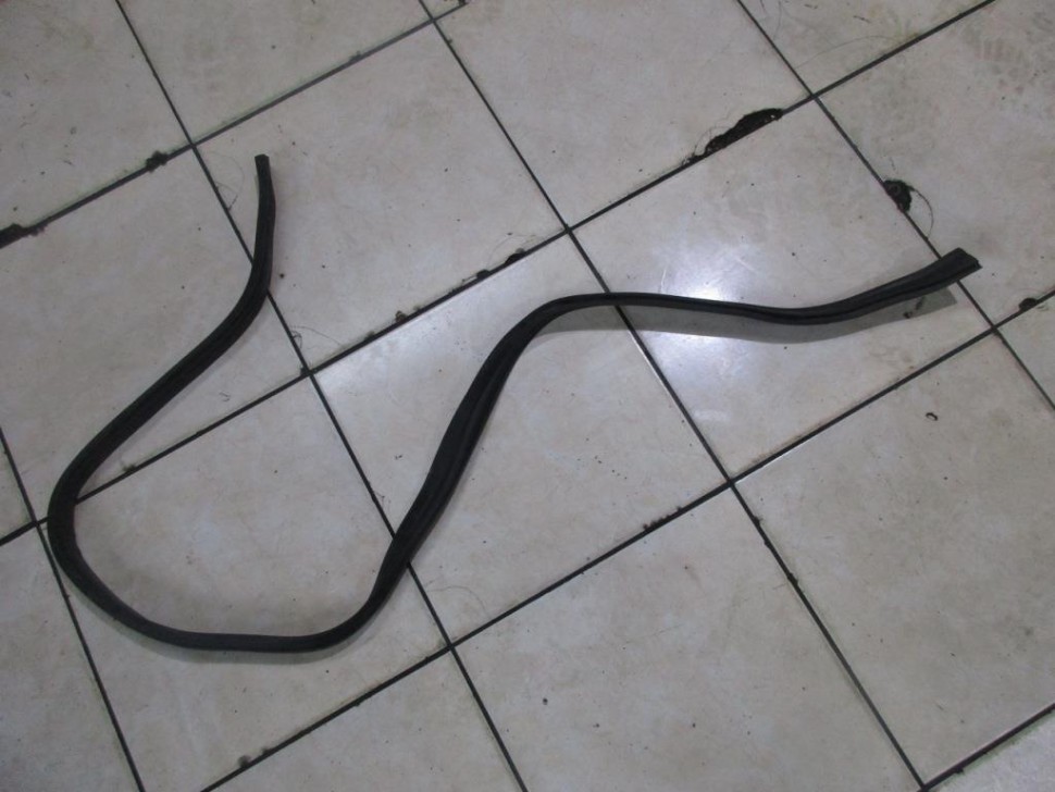 Уплотнитель моторного отсека MERCEDES-BENZ E-класс W211/S211 (2002 - 2006) фото 1 — Разборка Мерседес