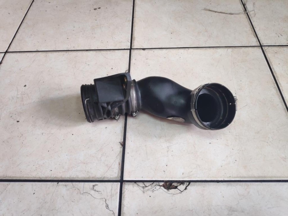 Патрубок интеркулера MERCEDES-BENZ C-класс W204/S204 (2006 - 2011) фото 1 — Разборка Мерседес