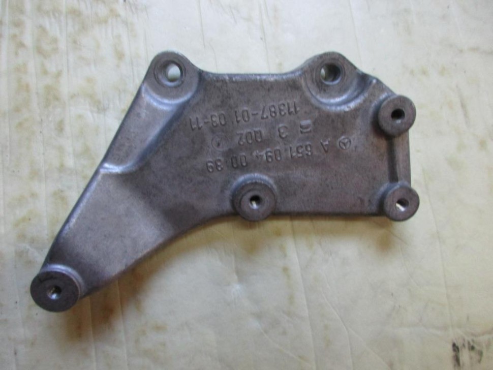 Кронштейн MERCEDES-BENZ C-класс W205/S205/C205/A205 (2014 - 2018) фото 1 — Разборка Мерседес