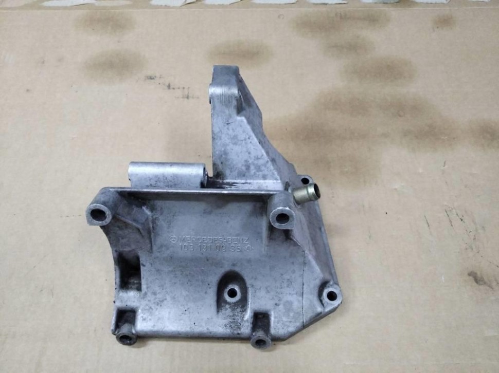 Кронштейн компрессора кондиционера MERCEDES-BENZ W124 W124/S124/C124/A124 (1984 - 1993) фото 1 — Разборка Мерседес