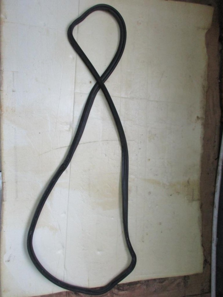 Уплотнитель крышки багажника MERCEDES-BENZ C-класс W204/S204 (2006 - 2011) фото 1 — Разборка Мерседес