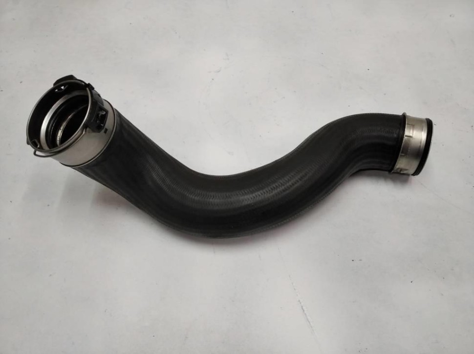 Патрубок интеркулера MERCEDES-BENZ E-класс W212/S212/C207/A207 (2009 - 2013) фото 1 — Разборка Мерседес