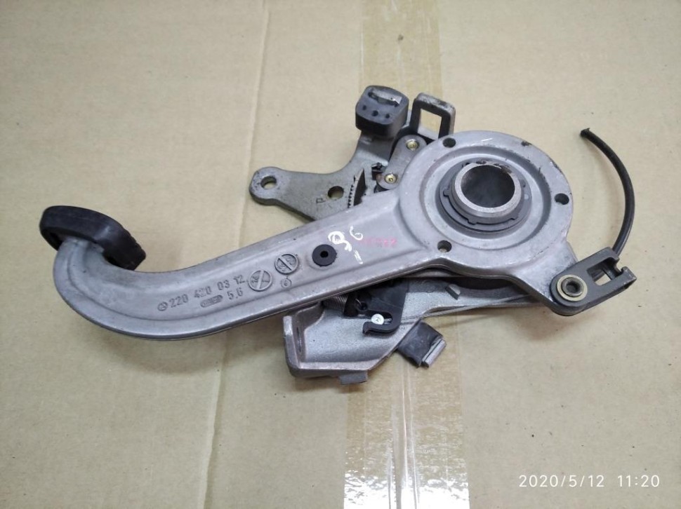 Педаль ручника MERCEDES-BENZ C-класс W203/S203/CL203 (2000 - 2004) фото 1 — Разборка Мерседес