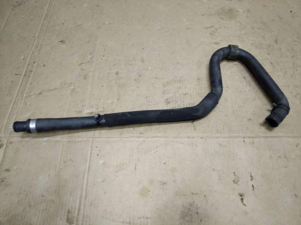 Патрубок ОЖ MERCEDES-BENZ CLA-класс C117/X117 (2013 - 2016) фото 1 — Разборка Мерседес