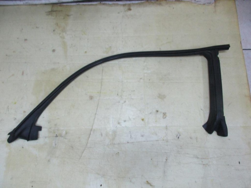 Уплотнитель стекла двери MERCEDES-BENZ CLS-класс C219 (2004 - 2008) фото 1 — Разборка Мерседес