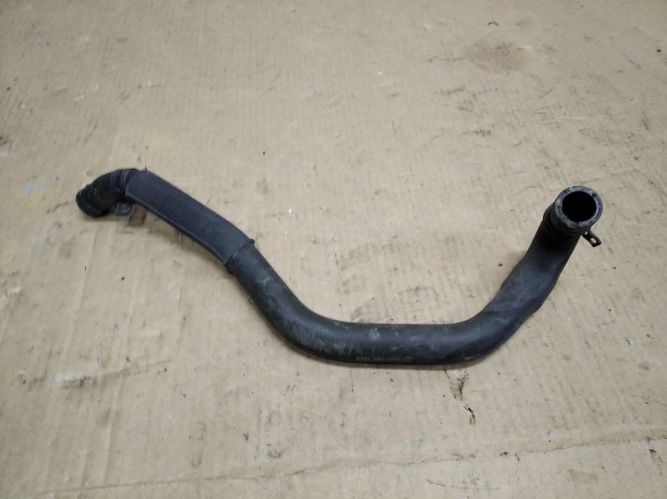 Патрубок ОЖ MERCEDES-BENZ CLA-класс C117/X117 (2013 - 2016) фото 1 — Разборка Мерседес