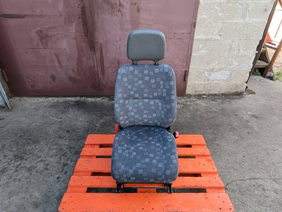 Сиденье переднее правое MERCEDES-BENZ Sprinter W901-905 (1995 - 2006) фото 1 — Разборка Мерседес