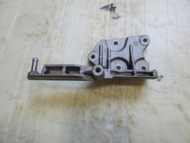 Кронштейн корпуса воздушного фильтра MERCEDES-BENZ C-класс W205/S205/C205/A205 (2014 - 2018) — Разборка Мерседес