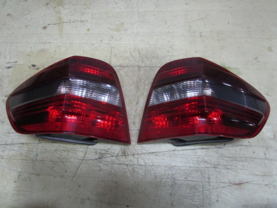 Фонарь задний левый MERCEDES-BENZ M-класс W164 (2005 - 2008) фото 1 — Разборка Мерседес