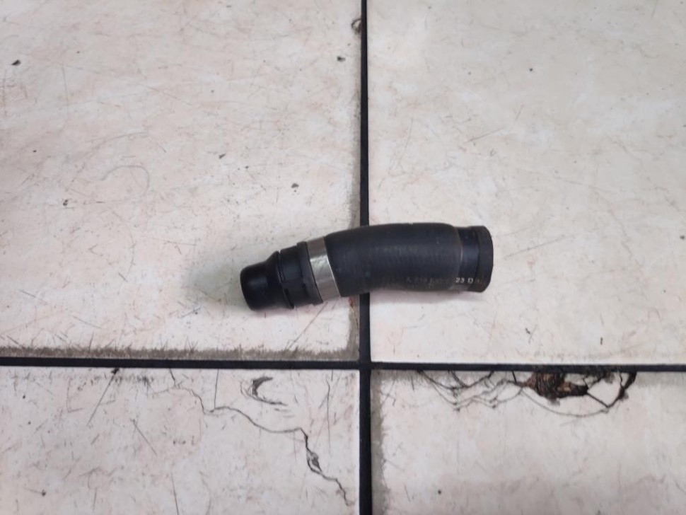 Патрубок ОЖ MERCEDES-BENZ Vito W639 (2003 - 2010) фото 1 — Разборка Мерседес