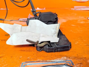 Замок двери передней правой MERCEDES-BENZ SLK-класс R171 (2004 - 2008) &mdash; Разборка Мерседес