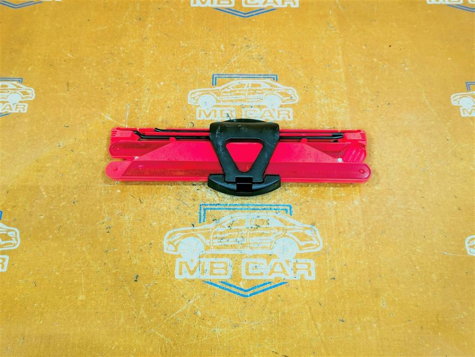 Знак аварийной остановки MERCEDES-BENZ C-класс W204/S204 (2006 - 2011) фото 1 — Разборка Мерседес