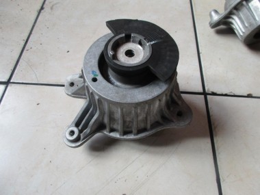 Опора двигателя MERCEDES-BENZ C-класс W205/S205/C205/A205 (2014 - 2018) — Разборка Мерседес