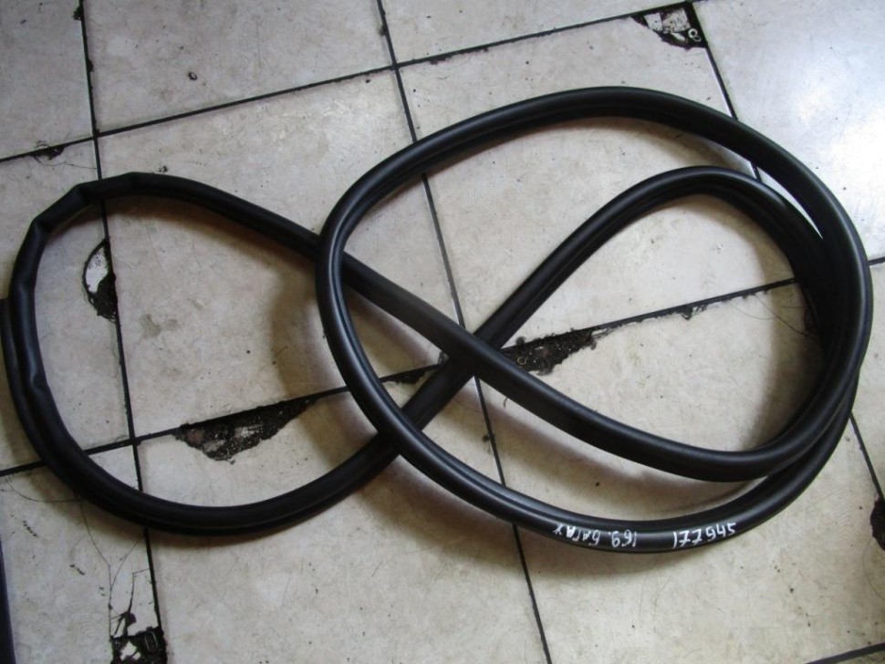 Уплотнитель крышки багажника MERCEDES-BENZ A-класс W169 рестайлинг (2008 - 2012) фото 1 — Разборка Мерседес