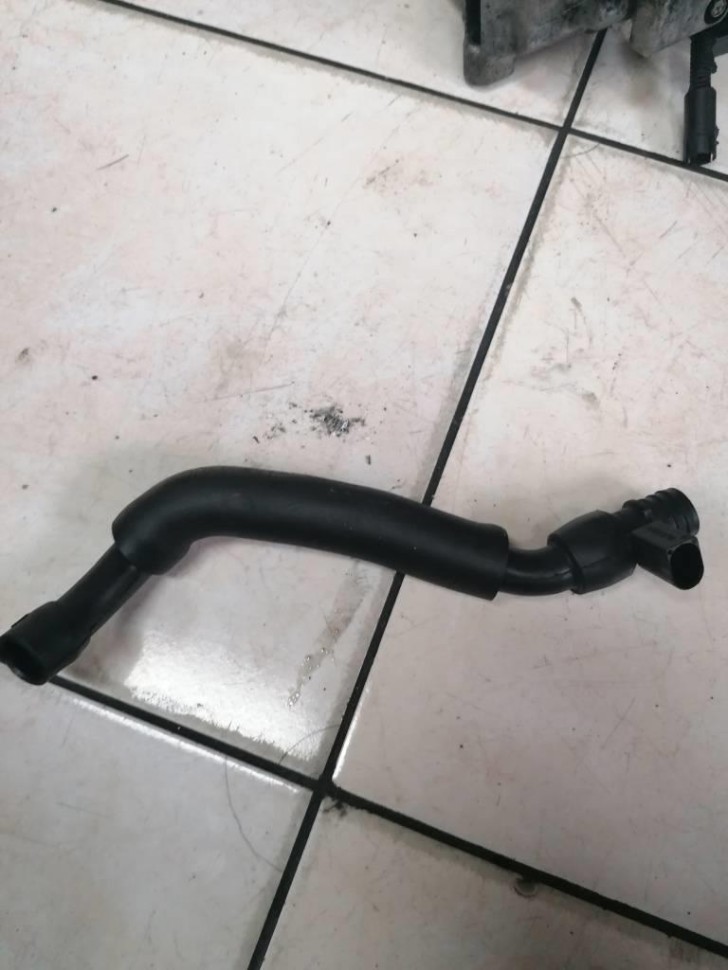 Трубка вентиляции картерных газов MERCEDES-BENZ Sprinter W901-905 (1995 - 2006) фото 1 — Разборка Мерседес