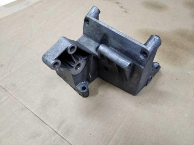 Кронштейн компрессора кондиционера MERCEDES-BENZ W124 W124/S124/C124/A124 (1984 - 1993) — Разборка Мерседес