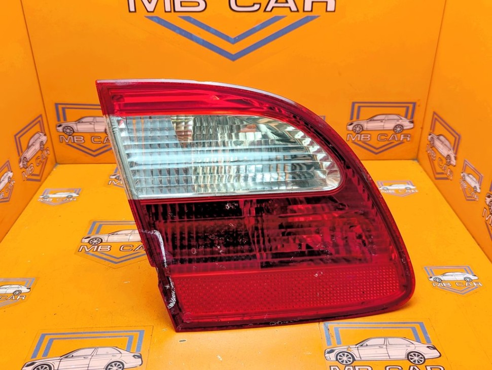 Фонарь крышки багажника MERCEDES-BENZ E-класс W211/S211 (2002 - 2006) E 320 CDI 3.2 AT (204 л.с.) фото 1 &mdash; Разборка Мерседес